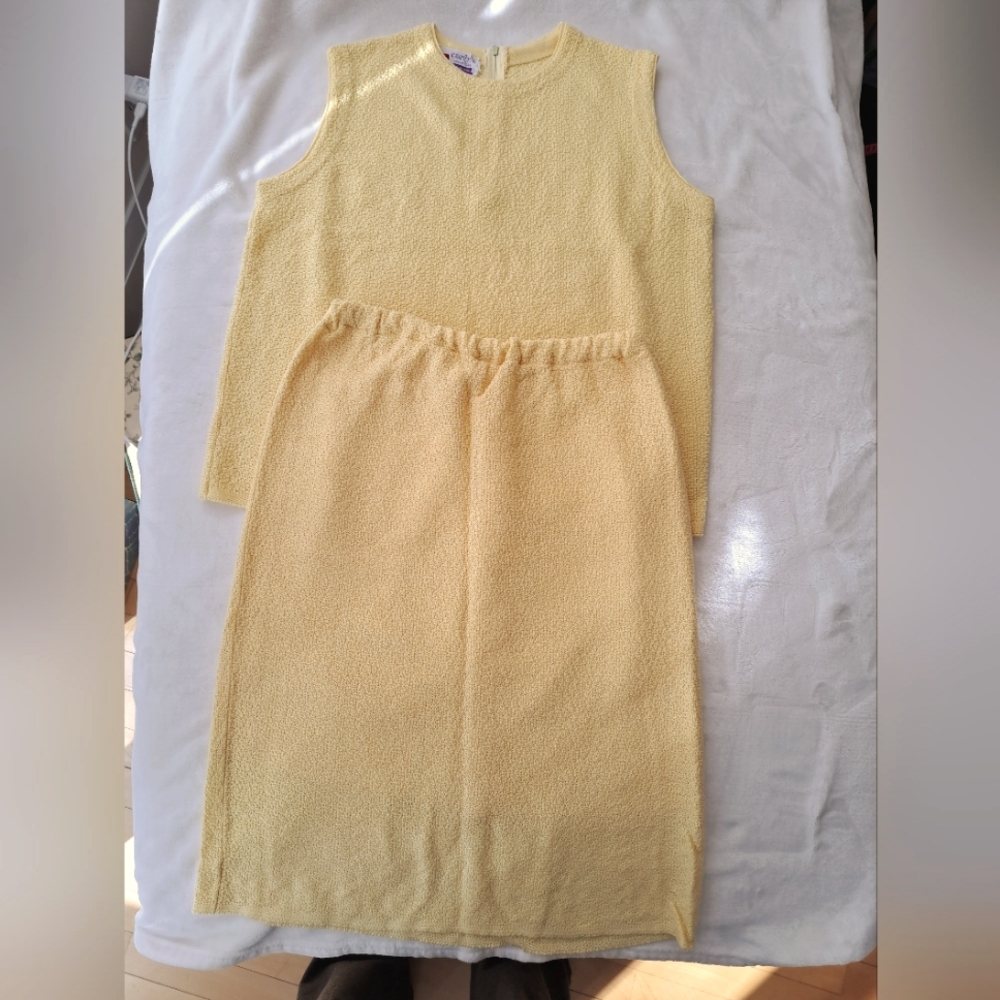 Vintage 2 piece yellow skirt suit